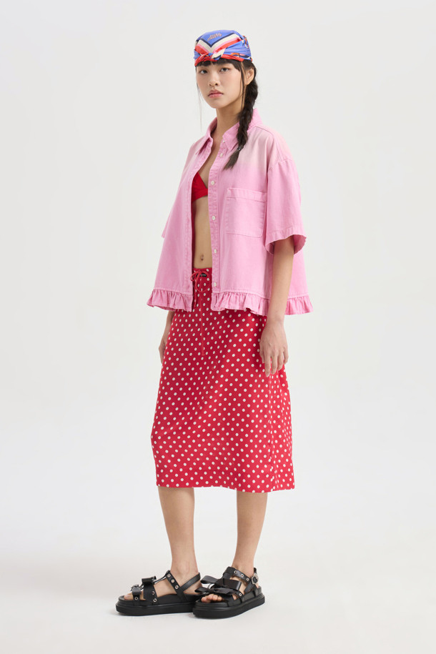 레드 컬러의 도트 패턴이 돋보이는 Dot Banding(도트 밴딩) 미디 스커트입니다. 허리 스트링과 허리 레터링 테이프 디테일로 포인트를 더했으며, 무릎 아래로 내려오는 미디 기장으로 여성스러운 실루엣을 연출합니다. 봄, 여름 시즌 데일리룩으로 활용하기 좋으며, 캐주얼, 미니멀, 로맨틱 스타일을 모두 소화할 수 있습니다. 데이트룩이나 쇼핑룩으로도 추천하며, H라인 핏과 레귤러핏으로 편안하게 착용 가능합니다. 폴리에스테르 소재로 제작되어 관리가 용이합니다.
