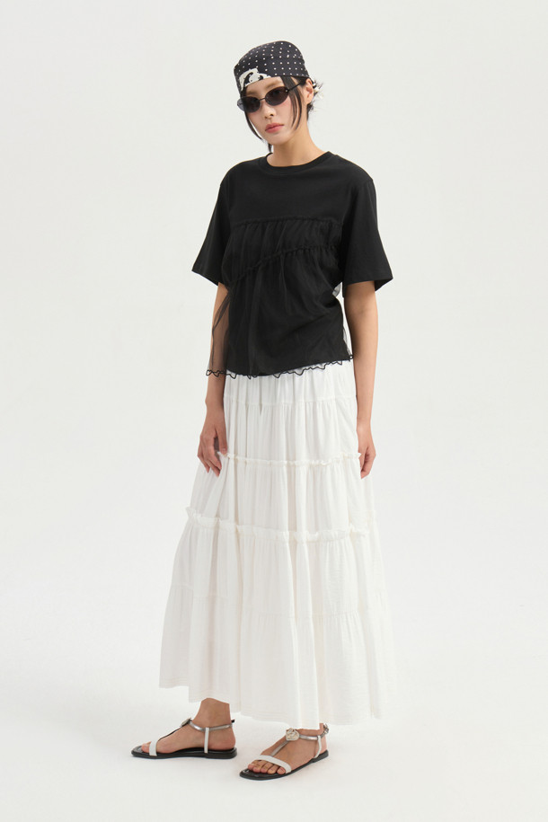 [Re-Order] 셔링 백 밴딩 롱 스커트 (dark ivory)는 베이직하고 캐주얼한 스타일의 여성 롱 스커트입니다. 톤다운된 아이보리 컬러(dark ivory)로 어떤 상의와도 잘 어울리며, 봄, 여름, 가을 계절에 착용하기 좋습니다. A라인 핏에 셔링 디테일과 배색 스티치가 더해져 여성스러운 분위기를 연출합니다. 뒷 밴딩으로 편안한 착용감을 선사하며, 옆 지퍼가 있어 탈착이 용이합니다. 동네 마실룩, 데이트룩, 카페룩 등 다양한 TPO에 맞춰 미니멀하고 클래식한 스타일을 완성해보세요.
