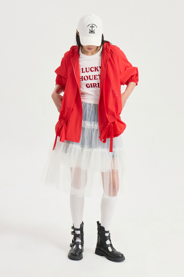 See-through Mesh Banding Skirt (white)는 여성용으로, 가볍고 시원한 착용감의 미디 기장 스커트입니다. 얇은 두께감의 화이트 컬러 메쉬 소재와 허리 밴딩, 볼륨감 있는 프릴 디테일이 특징이며, 시스루 디자인으로 레이어드하여 다양한 스타일을 연출할 수 있습니다. 사계절 내내 유니크한 스타일을 연출하고 싶은 분들께 추천하는 아이템입니다.
