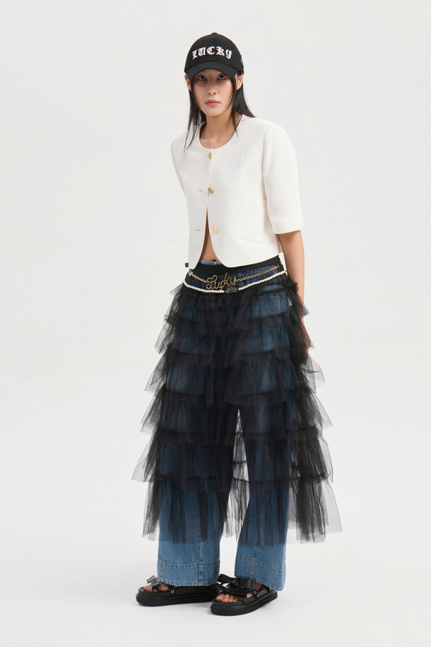 부드러운 메쉬 소재로 제작된 Frill Mesh Banding 롱 스커트(블랙)는 페미닌하고 유니크한 무드를 연출합니다. 허리 밴딩과 맥시 기장으로 편안한 착용감을 선사하며 A라인, 루즈핏 디자인으로 자연스러운 실루엣을 완성합니다. 풍성한 볼륨감을 더하는 프릴 디테일이 돋보이는 데일리 롱 스커트입니다.

