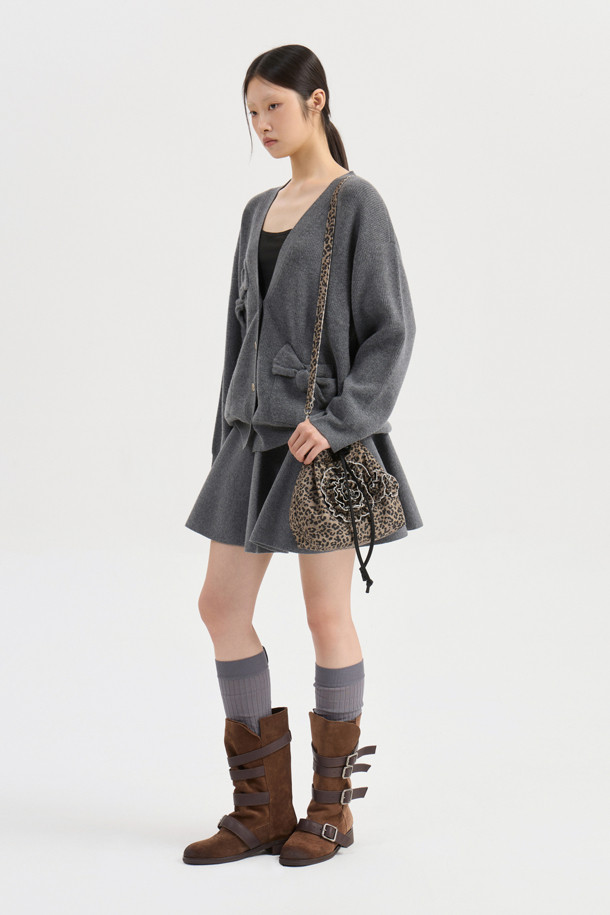 [Re-Order] 플레어 니트 스커트 (멜란지 그레이)는 가을과 겨울, 페미닌하고 유니크한 스타일을 연출하는 여성용 스커트입니다. 울과 코튼 혼방의 탄탄한 두께감으로 제작되어, 슬림핏 플레어 라인이 체형 보완에 도움을 줍니다. 멜란지 그레이 컬러의 무지 디자인으로, 다양한 상의와 레이어드하여 클래식, 미니멀, 걸리시한 스타일을 완성할 수 있습니다. 뒤 포켓 리본 디테일이 돋보이며, 가디건이나 풀오버와 세트로 착용하여 데이트룩, 카페룩, 겨울 데일리룩을 연출하기 좋습니다.
