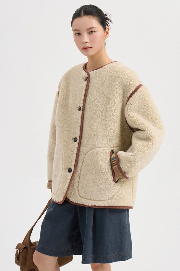 라운드 넥 페이크 퍼 점퍼 (라이트 베이지)는 부드러운 촉감의 페이크 퍼 소재로 제작되어 가을과 겨울에 따뜻하게 입을 수 있는 여성용 점퍼입니다. 힙 기장의 박시 핏 디자인으로 캐주얼하면서도 클래식한 스타일을 연출하며, 양면 착용이 가능하여 다양한 분위기를 낼 수 있습니다. 라이트 베이지 컬러의 무지 디자인은 어떤 옷에도 잘 어울리며, 버튼 여밈 방식과 긴 소매 기장으로 편안함을 더했습니다. 스웨이드 파이핑 디테일이 고급스러움을 더하며, 겨울 데일리룩, 모임룩, 데이트룩 등 다양한 TPO에 활용하기 좋습니다.
