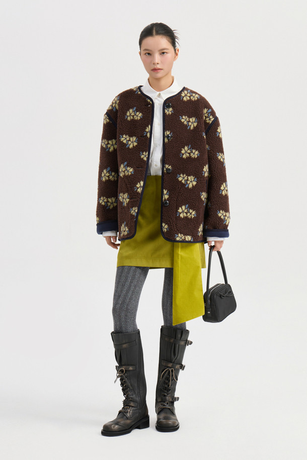 플라워 패턴 페이크 퍼 점퍼 (브라운)는 여성용 아우터로, 가을과 겨울에 따뜻하게 입을 수 있는 캐주얼 점퍼입니다. 부드러운 촉감의 페이크 퍼 소재에 힙 기장의 박시한 핏으로 편안함을 더했습니다. 플라워 패턴이 돋보이며, 리버시블 디자인으로 양면 착용이 가능하여 다양한 스타일 연출이 용이합니다. 스웨이드 파이핑 디테일과 긴 소매, 버튼 여밈이 특징이며, 겨울 데일리룩, 산책룩, 여행룩 등 캐주얼, 클래식, 미니멀 스타일을 즐기는 분들께 추천합니다.
