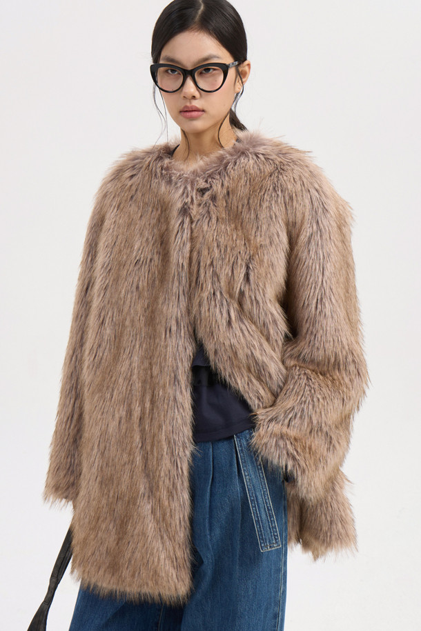 Fake Fox 노 칼라 코트 (브라운)는 부드러운 페이크 퍼와 페이크 폭스 소재로 제작되어 포근한 착용감을 선사합니다. 무릎 기장의 오버핏 디자인으로, 스타일리시하면서도 유니크한 분위기를 연출하며, 노 칼라 타입의 캐스카 여밈 방식으로 편안하게 착용할 수 있습니다. 가을, 겨울 시즌에 어울리는 두꺼운 두께감으로 보온성을 높였으며, 로고 패턴 안감으로 고급스러움을 더했습니다. 데이트룩, 모임룩, 연말 모임룩 등 다양한 TPO에 활용 가능하며, 클래식, 미니멀, 시크 스타일을 즐겨 입는 여성분들께 추천합니다. 브라운 컬러의 무지 디자인은 어떤 스타일에도 쉽게 매치할 수 있어 활용도가 높습니다.
