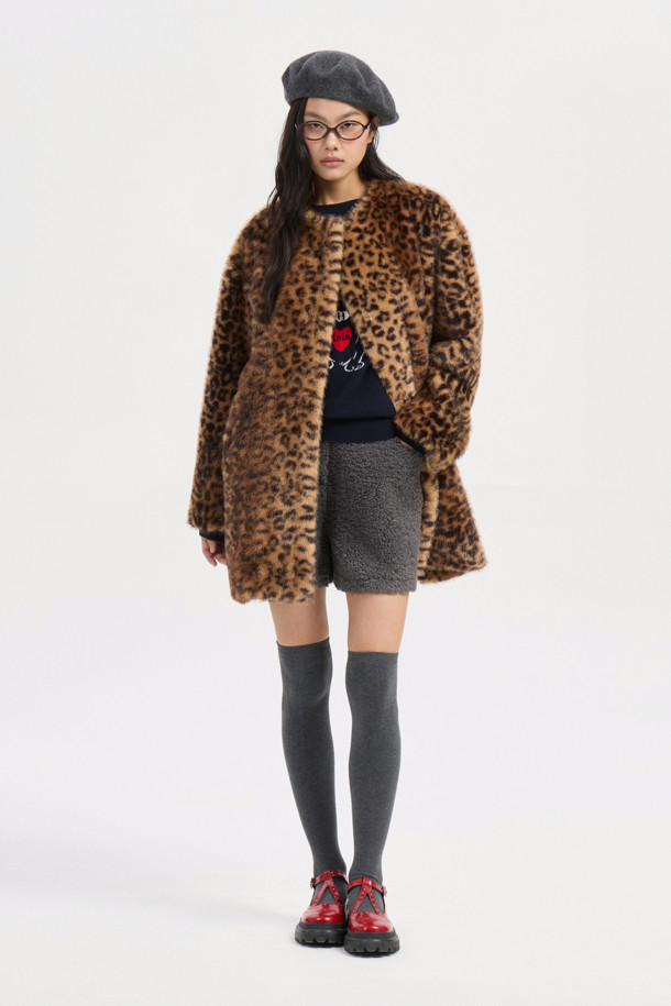 세련된 분위기를 연출하는 페이크 폭스 노 칼라 코트입니다. 오버핏 디자인에 무릎 기장으로, 겨울철 따뜻함과 스타일리시함을 동시에 잡았습니다. 멀티컬러와 레오파드 패턴으로 유니크함을 더하며, 부드러운 페이크 퍼 소재가 포근한 착용감을 선사합니다. 가볍고 풍성한 실루엣에 럭키 로고 패턴 안감으로 포인트를 주어 고급스러운 무드를 연출합니다. 모임룩, 연말 모임룩에 시크하고 클래식한 스타일을 더해보세요.
