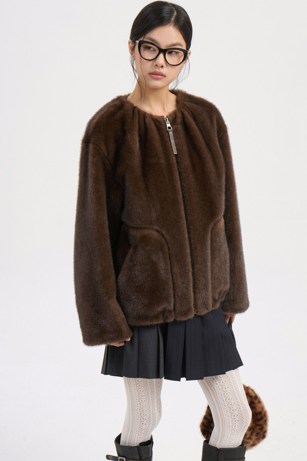 FAKE 밍크 퍼 라운드 넥 점퍼(브라운)는 여성 고객을 위한 아우터입니다. 가을, 겨울 시즌에 어울리는 두꺼운 두께감의 퍼 코트로, 부드러운 촉감이 특징입니다. 우아한 스타일을 연출하며, 무지 패턴에 레귤러핏으로 제작되었습니다. 안감에는 LUCKY 로고 패턴이, 포켓 라인에는 FAKE 레더 원단 처리가 되어 있습니다. 데이트룩, 모임룩, 연말 모임룩 등 다양한 TPO에 클래식, 미니멀, 로맨틱 스타일로 활용하기 좋습니다.
