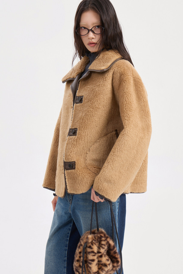 포근하고 부드러운 페이크 퍼 소재의 카멜 컬러 점퍼입니다. 캐주얼, 미니멀, 클래식 스타일을 아우르며, 가을, 겨울 시즌 데이트룩, 모임룩에 활용하기 좋습니다. 크롭 기장에 루즈핏 또는 오버핏으로 연출 가능하며, 2WAY 착용 가능한 리버시블 디자인과 아웃포켓, 페이크 레더 파이핑 디테일이 특징입니다. 긴 소매에 버튼 여밈 방식으로 편안하게 착용할 수 있습니다. 두께감 있는 소재로 따뜻함과 스타일을 동시에 잡아보세요.
