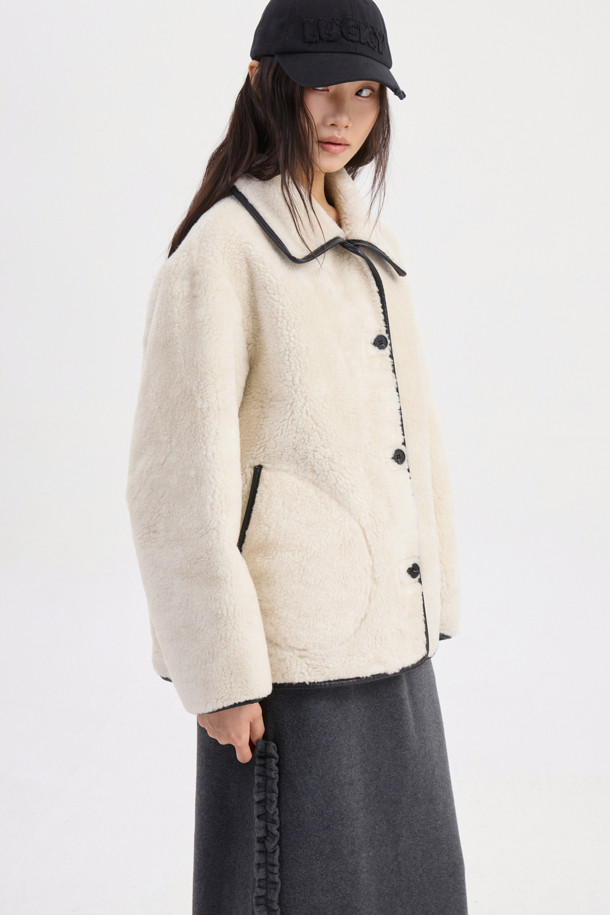 아이보리 컬러의 페이크 퍼 점퍼입니다. 부드러운 촉감의 페이크 퍼 소재로 제작되었으며, 가을과 겨울에 따뜻하게 착용할 수 있습니다. 캐주얼 스타일의 무지 디자인으로, 루즈핏과 오버핏 두 가지 핏으로 연출 가능합니다. 페이크 레더 파이핑 디테일과 아웃포켓, 2WAY 착용이 가능한 점이 특징입니다. 데이트룩, 모임룩, 캐주얼, 미니멀, 클래식 스타일을 즐겨 입는 여성분들께 추천합니다.
