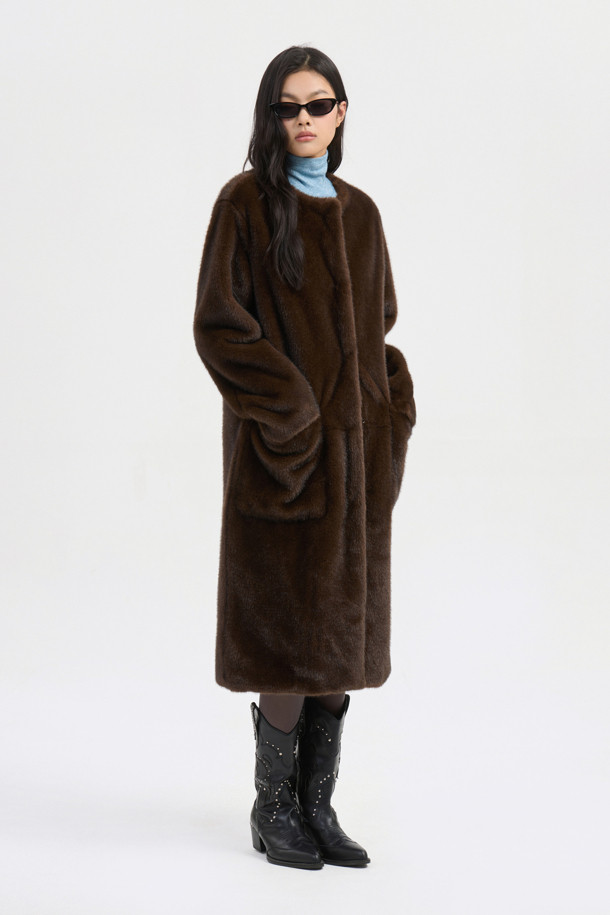 Fake 밍크 롱 코트(브라운)는 우아하고 클래식한 스타일을 연출하는 여성용 코트입니다. 부드러운 촉감의 폴리에스테르와 밍크 소재로 제작되어 가을, 겨울 시즌에 따뜻하게 착용할 수 있습니다. 롱 기장의 슬림핏 디자인으로, 라운드넥과 아웃포켓 디테일이 돋보입니다. 럭키(LUCKY) 로고 패턴 안감과 캐스카로 오픈 클로징 방식으로 고급스러움을 더했습니다. 모임룩, 연말 모임룩, 오피스룩 등 다양한 TPO에 미니멀하고 세련된 스타일을 완성해 보세요.
