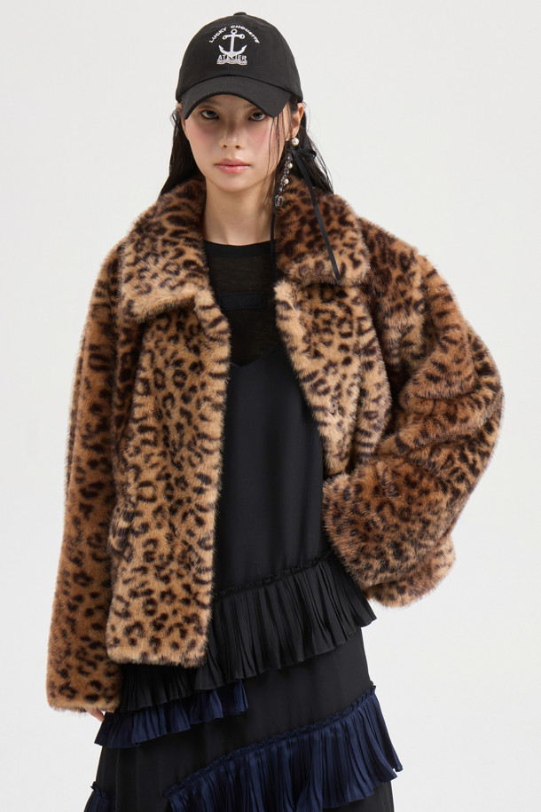 브라운 컬러의 레오파드 페이크 퍼 점퍼입니다. 가을, 겨울 시즌에 시크하고 캐주얼한 스타일을 연출하기 좋으며, 세미 크롭 기장과 루즈핏으로 편안하게 착용할 수 있습니다. 부드러운 촉감의 두꺼운 페이크 퍼 소재로 제작되었으며, 볼륨감 있는 디자인과 스냅 여밈 방식이 특징입니다. 안감은 로고 패턴으로 포인트를 주었으며, 데일리룩, 데이트룩, 쇼핑룩 등 다양한 TPO에 활용하기 좋습니다.
