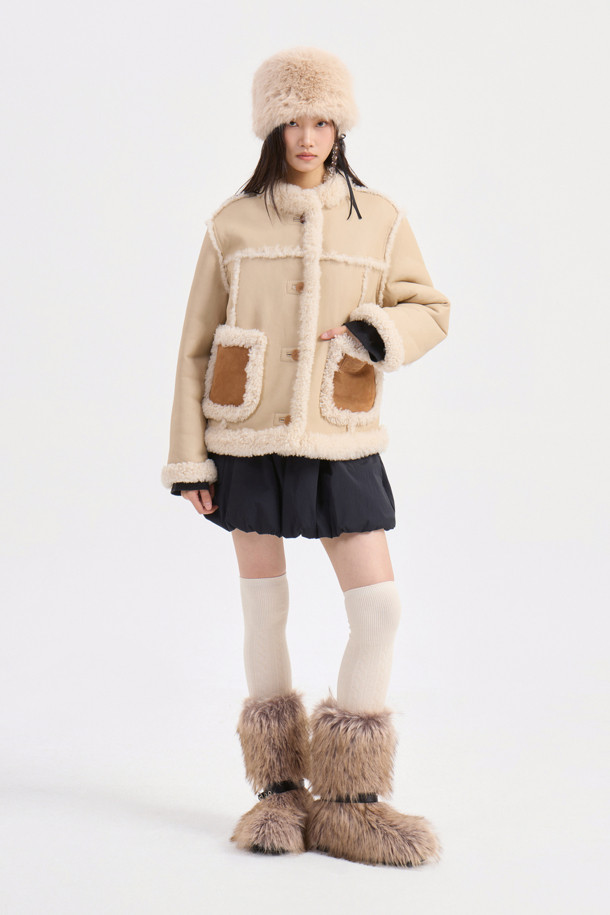 [Atelier] 램스킨 무스탕 재킷 (라이트 베이지)는 페미닌하고 고급스러운 무드를 연출하는 여성용 아우터입니다. 가을과 겨울, 데이트룩, 모임룩, 연말 모임룩에 적합하며, 클래식, 미니멀, 시크 스타일에 잘 어울립니다. 부드러운 램스킨과 스웨이드 소재를 사용하여 촉감이 뛰어나고, 루즈핏에 싱글 버튼 여밈 방식으로 편안하게 착용할 수 있습니다. 양쪽 배색 스웨이드 아웃포켓과 ATELIER 로고 장식, FUR 믹스로 디자인의 완성도를 높였습니다. 두꺼운 두께감으로 보온성을 더했으며, 긴 소매 기장과 레귤러 기장으로 어떤 스타일에도 잘 어울리는 활용도 높은 무스탕입니다.
