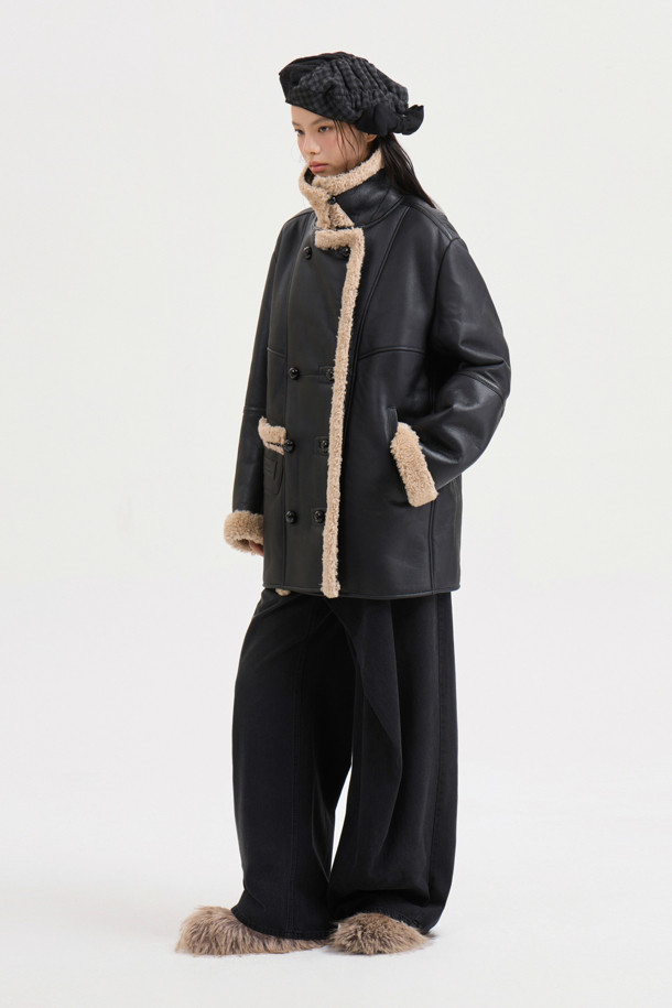 [Atelier] 라이더 리얼 머스탱 (블랙)은 메릴리뇨 램스킨 소재로 제작되어 부드러운 촉감을 자랑하는 무스탕입니다. 가을과 겨울, 일상에서 클래식하고 스타일리시한 무드를 연출하며, 오버핏에 힙 기장의 디자인으로 편안한 착용감을 선사합니다. 블랙 컬러에 싱글 버튼 여밈 방식과 금속 단추, 핸드메이드 위빙 테이프 장식, 카라 디테일이 더해져 고급스러움을 더했습니다. 겨울 데일리룩, 데이트룩, 모임룩 등 다양한 TPO에 맞춰 클래식, 미니멀, 시크 스타일을 완성해 보세요.
