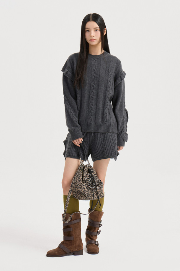 엔트리 사이드 프릴 니트 쇼츠 (멜란지 그레이)는 여성 의류로, 가을과 겨울에 어울리는 캐주얼 스타일의 니트 쇼츠입니다. 울 혼방 소재로 제작되어 부드러운 촉감과 두꺼운 두께감으로 따뜻함을 선사하며, 허리 이밴딩 처리로 편안한 착용감을 제공합니다. 숏 기장에 멜란지 그레이 컬러, 케이블과 스트라이프 패턴의 조화가 유니크한 분위기를 연출하며, 립 조직과 케이블 조직, 프릴 디테일이 돋보입니다. 집콕룩, 겨울 데일리룩, 산책룩 등 다양한 상황에서 캐주얼, 클래식, 미니멀 스타일로 활용하기 좋습니다.
