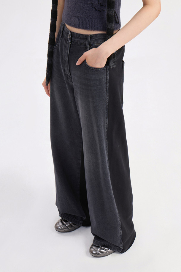 Jersey Mix Back Banding Denim Pants (블랙)는 캐주얼한 무드의 여성 데님 팬츠입니다. 블랙 컬러에 사계절 착용 가능하며, 데이트룩, 모임룩 등 다양한 TPO에 활용할 수 있습니다. 져지 소재와 데님의 혼방으로 편안한 착용감을 선사하며, 루즈핏 와이드 레그 디자인으로 스타일리시함을 더했습니다. 뒤 허리 밴딩 처리로 활동성을 높였으며, 로고 캔톤, 리벳 디테일, 뒷포켓 스티치 자수, 밑단 술풀림 디자인으로 포인트를 주었습니다. 미니멀, 클래식 스타일을 즐겨 입는 분들께 추천합니다.
