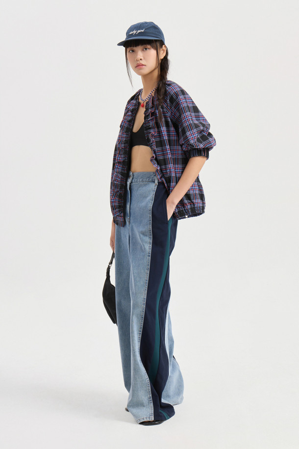 Jersey Back Banding 데님 와이드 팬츠 (블루)는 캐주얼한 스타일의 여성용 데님 와이드 팬츠입니다. 봄, 가을에 착용하기 좋으며, 뒷밴딩 처리로 편안한 착용감을 선사합니다. 앞 중심 지퍼, 로고 캔톤, 리벳 디테일, 사이드 배색 절개가 특징이며, 세미 와이드 핏의 맥시 기장으로 다리가 길어 보이는 효과를 줍니다.
