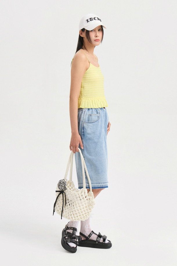 [Re-Order] Midi Banding Denim Pants (blue)는 캐주얼한 스타일의 여성 데님 숏팬츠입니다. 무릎 위 기장으로 시원하게 착용 가능하며, 밴딩 허리 디자인과 루즈핏으로 편안함을 더했습니다. 앞 중심 개발 라벨과 뒤 포켓 스티치 자수 디테일이 돋보이며, 크롭 티셔츠와 함께 코디하여 더욱 스타일리시하게 연출할 수 있습니다.
