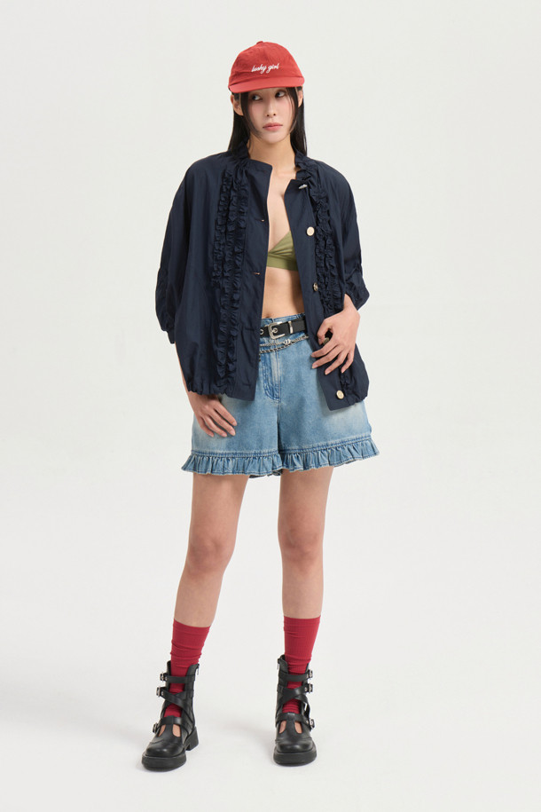 [Re-Order] Hem Frill Back Banding 데님 숏팬츠 (blue)는 여성스러운 스타일의 캐주얼 숏팬츠입니다. 뒷면 밴딩 처리로 편안한 착용감을 제공하며, 프릴 디테일이 돋보입니다. 데님 소재로 제작되었으며, 로고 캔톤, 리벳, 뒷 포켓 스티치 자수, 앞 중심 지퍼 등 섬세한 디테일을 더했습니다. 봄, 여름 시즌에 시원하게 즐겨 입을 수 있습니다.
