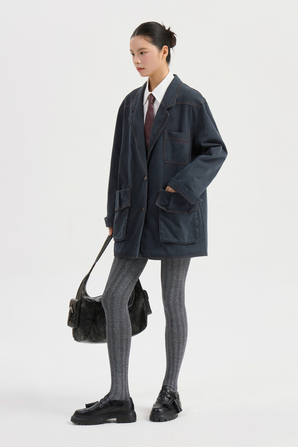 다크 그레이 컬러의 Pocket Point 워싱 데님 재킷입니다. 캐주얼 및 스트릿 스타일을 즐기는 분들께 적합하며, 봄, 가을 시즌에 활용하기 좋습니다. 오버핏으로 제작되어 편안한 착용감을 선사하며, 워싱 가공과 빅 아웃포켓, 턱 디테일이 특징입니다. 데이트룩이나 쇼핑룩에 코디하여 개성 있는 스타일을 연출해보세요. 긴 소매와 버튼 여밈 방식의 레귤러 기장 디자인입니다.
