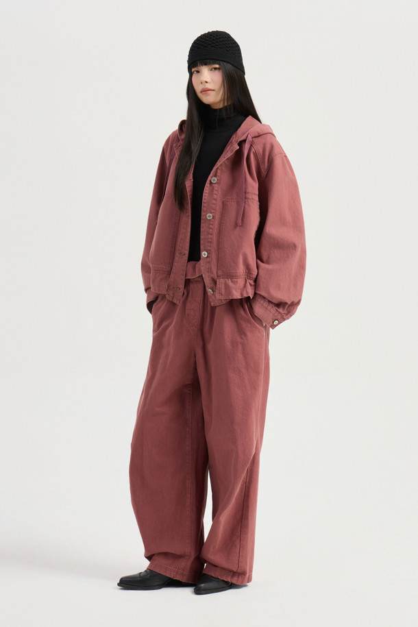 Color 워싱 밴딩 데님 팬츠 (pink)는 턱 디테일이 돋보이는 디자인으로, 캐주얼한 스타일을 연출하기 좋습니다. 루즈핏으로 편안한 착용감을 제공하며, 밴딩 처리되어 활동성을 높였습니다. 워싱 데님 소재로 제작되어 빈티지한 느낌을 더합니다. 핑크 컬러로, 동네 마실룩이나 쇼핑룩에 포인트를 줄 수 있습니다. 캐주얼, 미니멀, 스트리트 스타일을 즐겨 입는 분들께 추천합니다.
