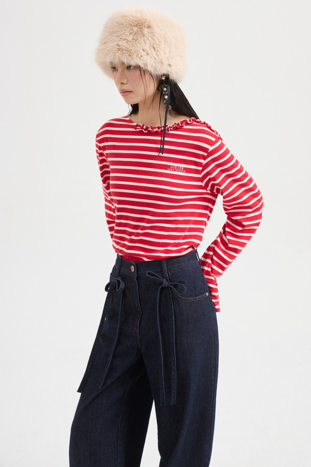 리본 포인트 인디고 데님 팬츠 (다크 블루)는 캐주얼, 미니멀, 클래식 스타일을 아우르는 여성 데님 팬츠입니다. 사계절 착용 가능하며, 와이드핏 맥시 기장으로 편안하면서도 세련된 실루엣을 연출합니다. 다크 블루 컬러의 무지 데님 소재로 제작되었으며, 앞 중심 지퍼 클로징과 앞 벨트고리 리본 디테일로 포인트를 더했습니다. 뒤판 개발 텍션지와 뒤 포켓 개발 자수 디자인으로 밋밋함을 덜어냈습니다. 데이트룩과 쇼핑룩에 활용하기 좋습니다.
