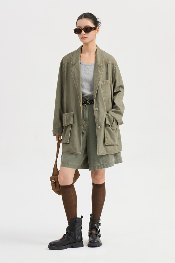 워싱 데님 백 밴딩 쇼츠 (khaki)는 캐주얼한 스타일을 연출하기 좋은 데님 숏팬츠입니다. 봄, 여름 시즌에 적합하며, 유니섹스 디자인으로 누구나 편안하게 착용할 수 있습니다. 톤 다운된 카키 컬러에 무지 패턴으로 어떤 상의와도 잘 어울립니다. 뒷밴딩 처리로 편안한 착용감을 제공하며, 앞 중심 지퍼와 로고 캔톤 장식, 앞 턱 디테일이 더해져 밋밋함을 덜었습니다. 동네 마실룩, 여행룩, 휴가룩 등 다양한 TPO에 활용하여 개성 있는 스타일을 완성해보세요.
