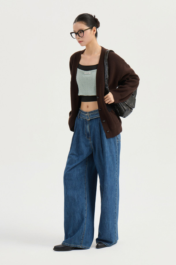 와이드 데님 팬츠 (With Belt)는 여성 고객을 위한 캐주얼 및 스트릿 스타일의 바지입니다. 봄, 가을 계절에 적합하며, 일상용으로 착용하기 좋습니다. 루즈핏의 와이드 실루엣에 벨트가 포함되어 있어 다양한 스타일 연출이 용이합니다. 허리 턱 디테일과 럭키슈에뜨 로고 캔톤, 리벳 디테일이 돋보이며, 맥시 기장으로 다리가 길어 보이는 효과를 줍니다. 무지 디자인의 데님 소재로 제작되어 편안한 착용감을 선사합니다. 
