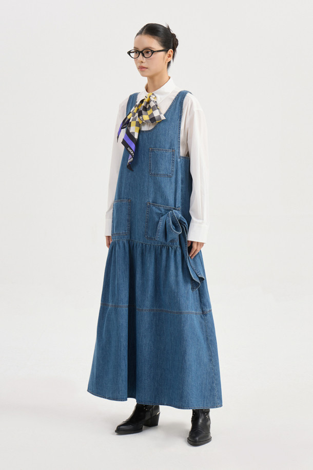 레이어드 데님 롱 드레스 (블루)는 여성스러운 실루엣을 연출해 주는 맥시 기장의 데님 원피스입니다. 캐주얼, 클래식 스타일을 모두 소화할 수 있으며, 봄, 가을에 데이트룩, 카페룩, 봄 소풍룩으로 활용하기 좋습니다. 루즈핏 A라인으로 편안한 착용감을 선사하며, 뻣뻣한 촉감의 데님 소재로 제작되었습니다. 라운드넥 민소매 디자인에 뒷면 지퍼, 로고 리벳, 앞면 포켓, 리본 장식, 허리 셔링 디테일이 더해져 포인트를 더합니다.
