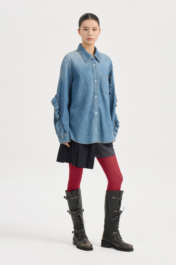 [Re-Order] 프릴 데님 셔츠 블라우스 (블루)는 캐주얼, 미니멀, 클래식 스타일을 모두 아우르는 여성 의류입니다. 봄, 가을에 착용하기 좋으며, 루즈핏의 크롭 기장 디자인으로 시원하고 편안한 착용감을 선사합니다. 차이나 칼라와 긴 소매, 프릴 디테일이 여성스러움을 더하고, 가슴 포켓과 레터링 자수, 앞 중심 단추가 포인트입니다. 데이트룩, 카페룩, 쇼핑룩 등 다양한 TPO에 활용하기 좋은 블루 컬러의 데님 블라우스입니다.
