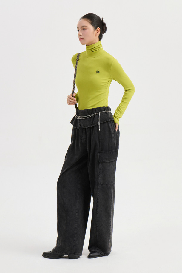 오르비 포인트 백 밴딩 데님 팬츠 (블랙)는 캐주얼, 스트리트, 미니멀 스타일을 즐기는 분들을 위한 데님 팬츠입니다. 사계절 내내 활용 가능한 이 팬츠는 넉넉한 루즈핏으로 편안한 착용감을 선사하며, 무지 디자인으로 어떤 상의와도 쉽게 매치할 수 있습니다. 뒷밴딩 처리와 원턱 디자인이 특징이며, 아웃포켓, 로고 캔톤, 리벳 디테일로 포인트를 더했습니다. 일상, 동네 마실룩, 여행룩 등 다양한 TPO에 활용하기 좋습니다.
