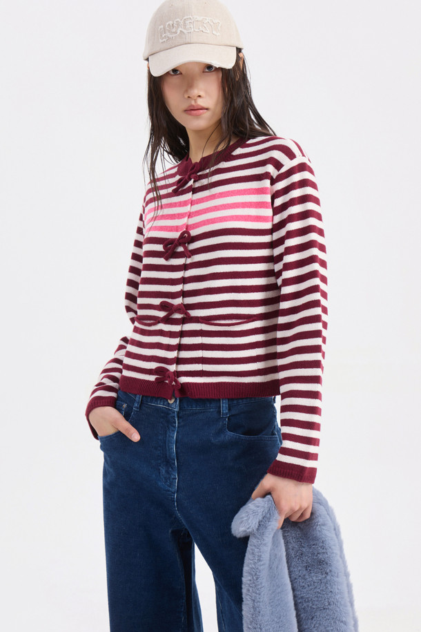 [Re-Order] 데님 포켓 코듀로이 워싱 팬츠 (블루)는 빈티지하고 캐주얼한 스타일의 코듀로이 팬츠입니다. 가을과 겨울에 어울리는 맥시 기장의 테이퍼드 핏으로, 데님 배색 뒷포켓과 자수 디테일이 돋보입니다. 워싱 가공된 블루 컬러의 무지 디자인이며, 지퍼 여밈과 로고 캔톤, 리벳 디테일로 포인트를 더했습니다. 데이트룩과 모임룩, 그리고 캐주얼, 클래식, 미니멀 스타일 모두 소화 가능한 활용도 높은 아이템입니다.
