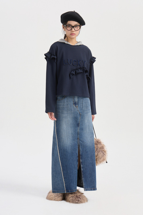 포켓 리본 포인트 데님 롱 스커트 (블루)는 캐주얼, 미니멀, 클래식 스타일을 즐겨 입는 여성분들을 위한 아이템입니다. 봄, 가을에 어울리는 두꺼운 데님 소재로 제작되어 뻣뻣한 촉감이 특징이며, 세미핏 A라인으로 편안하면서도 세련된 실루엣을 연출합니다. 허리 부분의 앞중심 지퍼 디테일, 로고 캔톤, 리벳, 레이스 테이프, 리본, 포켓, 자수 디테일이 돋보이며, 앞 절개 라인 워싱 포인트가 유니크함을 더합니다. 데이트룩, 봄 소풍룩에 매치하여 당신만의 개성을 표현해보세요.
