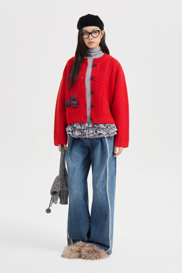 테이프 포인트 데님 팬츠(블루)는 캐주얼, 미니멀, 클래식 스타일을 아우르는 여성 데님 팬츠입니다. 봄, 가을에 어울리는 긴 기장의 스트레이트 핏 바지로, 옆라인 커브 실루엣과 앞 절개라인 워싱이 특징입니다. 앞 중심 지퍼와 로고 캔톤, 허리 캔톤 장식이 더해져 디테일을 살렸으며, 레이스 테이프 포인트가 돋보입니다. 뒤판 개발 텍션지와 뒤 포켓 자수 디자인으로 밋밋함을 덜어 데이트룩, 봄 소풍룩에 제격입니다.
