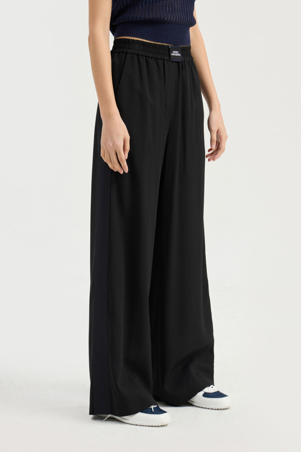[Re-Order] Waist Point Side Colored Banding Pants (black)는 여성용으로, 캐주얼한 무드의 여름 긴 기장 와이드 밴딩 팬츠입니다. 얇고 루즈한 TR 소재로 제작되어 편안한 착용감을 선사하며, 블랙 컬러에 사이드 배색 디테일과 앞중심 라벨 디테일로 포인트를 더했습니다. 허리 밴딩으로 편안함을 더하고, 무지 디자인으로 어떤 상의와도 쉽게 매치하여 데일리룩을 완성할 수 있습니다.
