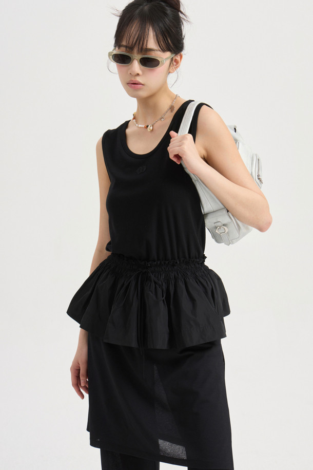 부드러운 저지 소재로 제작된 [Re-Order] Layered Skirt Jersey Banding Pants (black)는 캐주얼한 무드의 여성용 긴바지입니다. 맥시 기장의 부츠컷 디자인에 덧장 H라인 스커트가 레이어드 되어 세련된 스타일을 연출하며, 옆트임 디테일로 활동성을 더했습니다. 허리 밴딩 처리로 편안한 착용감을 제공하며, 사계절 내내 웨어러블하게 즐길 수 있는 아이템입니다.
