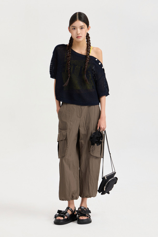 **Pocket Point Back Banding 조거 팬츠 (brown)**는 캐주얼한 스타일의 조거핏 바지로, 편안한 착용감을 선사합니다. 나일론 소재로 제작되어 바스락거리는 촉감이 특징이며, 뒤 허리 밴딩으로 활동성을 높였습니다. 밑단 스트링과 양옆 아웃포켓 디테일로 실용성을 더한 데일리 아이템입니다.
