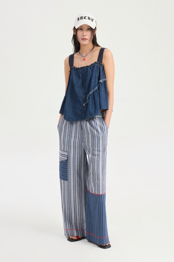 Stripe Mix Banding Pants (blue)는 시원한 여름을 위한 여성 와이드 팬츠입니다. 부드러운 면 소재에 서로 다른 스트라이프 패턴을 믹스하여 캐주얼한 스타일을 연출하며, 밴딩 허리 디자인으로 편안한 착용감을 선사합니다. 블루 컬러에 컬러 배색 스티치와 포켓 디테일이 더해져 디자인의 완성도를 높인 루즈핏 긴바지입니다.
