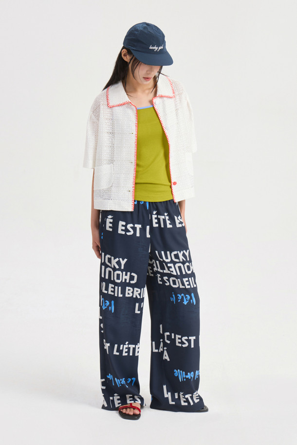 다크 네이비 컬러의 Side Coloring Print Banding Pants는 시원한 폴리에스터 소재로 제작되어 여름철에도 쾌적하게 착용할 수 있습니다. 와이드 핏으로 편안함을 강조하며, 옆라인 스트라이프 배색과 럭키슈에뜨 레터링 프린트가 캐주얼한 스타일을 연출합니다. 맥시 기장의 와이드 팬츠로, 밴딩 처리되어 활동성 또한 높습니다.
