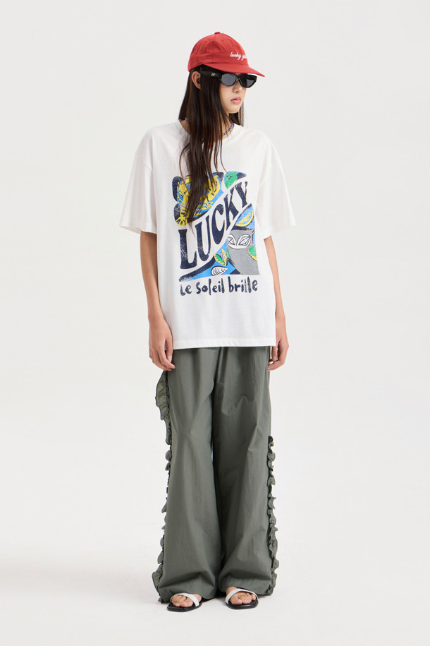 Frill Point Banding Pants (khaki)는 캐주얼한 스타일의 와이드 핏 팬츠입니다. 나일론 소재로 제작되었으며, 양옆 언밸런스 셔링 디테일과 워싱 가공으로 독특한 디자인을 더했습니다. 맥시 기장의 와이드 팬츠로, 허리 밴딩 처리되어 편안하게 착용할 수 있습니다.
