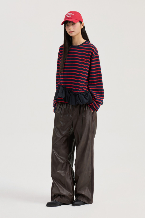 셔링 포인트 백 밴딩 페이크 레더 팬츠 (브라운)는 가을, 겨울 시즌 여성의 캐주얼, 시크, 미니멀 스타일을 완성하는 와이드 핏 가죽 팬츠입니다. 부드러운 촉감의 인조가죽 소재에 셔링 디테일과 뒷밴딩, 앞 중심 지퍼 디자인이 더해져 유니크하면서도 편안한 착용감을 제공합니다. 맥시 기장으로 다리 라인을 자연스럽게 커버하며, 브라운 컬러가 세련된 분위기를 연출합니다. 일상, 모임, 데이트 등 다양한 TPO에 활용하여 멋스러운 겨울 데일리룩을 연출해보세요. 루즈핏으로 편안함과 스타일을 동시에 잡았습니다.
