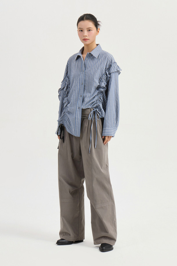 셔링 포인트 백 밴딩 코튼 팬츠 (카키)는 부드러운 면 소재로 제작되어 편안한 착용감을 선사합니다. 뒷밴딩 처리로 허리 부분의 편안함을 더했으며, 셔링 디테일로 포인트를 주어 캐주얼한 무드를 연출합니다. 와이드핏과 맥시 기장으로 다리가 길어 보이는 효과를 주며, 앞 중심 지퍼로 깔끔한 마무리를 더했습니다. 봄, 여름, 가을 계절에 동네 마실룩이나 산책룩 등 편안한 일상 스타일을 완성하기 좋습니다.
