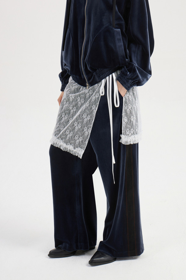 [Re-Order] 사이드 컬러웨이 벨벳 밴딩 팬츠 (블루)는 부드러운 벨벳 소재로 제작되어 포근한 착용감을 선사하는 유니섹스 와이드 핏 팬츠입니다. 가을, 겨울 시즌에 어울리는 두꺼운 두께감과 맥시 기장으로, 캐주얼 및 스트릿 스타일을 연출하기 좋습니다. 허리 밴딩으로 편안함을 더했으며, 사이드 배색 디테일과 컬러 스티치, 뒷 포켓으로 포인트를 더했습니다. 데일리룩, 집콕룩, 동네 마실룩 등 다양한 TPO에 활용할 수 있는 웨어러블한 디자인이 특징입니다. 루즈핏으로 편안하게 즐길 수 있는 아이템입니다.
