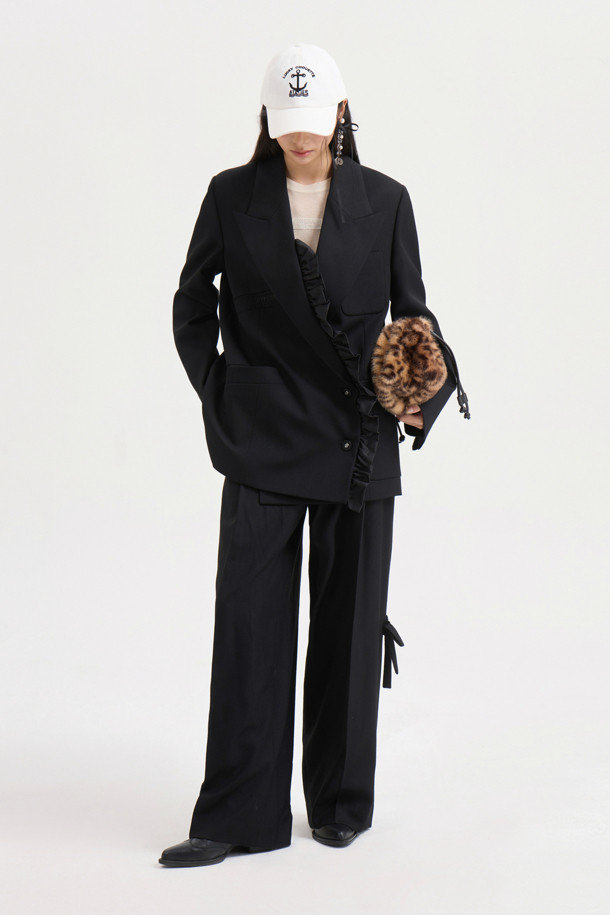 리본 포인트 울 와이드 팬츠 (블랙)는 여성스러운 실루엣을 완성하는 클래식 & 모던 스타일의 바지입니다. 고급스러운 울 100% 소재로 제작되어 부드러운 촉감과 두꺼운 두께로 따뜻하게 착용할 수 있습니다. 허리 배색과 턱 디테일이 특징이며, 루즈핏 와이드 디자인으로 편안하면서도 세련된 핏을 연출합니다. 

오피스룩, 모임룩, 겨울 데일리룩 등 다양한 TPO에 활용 가능하며, 미니멀, 시크 스타일을 즐기는 분들께 추천합니다. 지퍼 클로징과 리본 디테일이 섬세함을 더해줍니다. 맥시 기장의 무지 디자인으로 어떤 상의와도 쉽게 매치할 수 있습니다.
