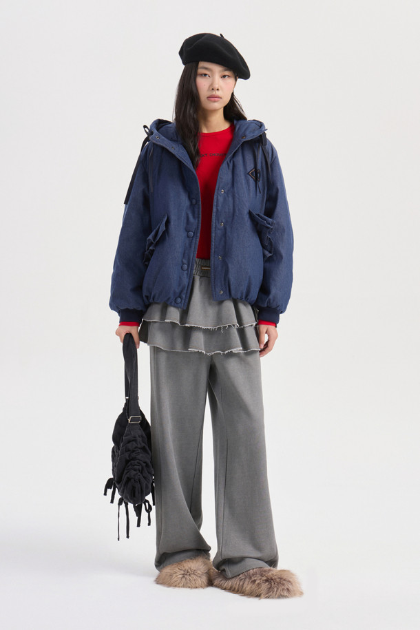 레이어드 스커트 져지 밴딩 팬츠 (그레이)는 캐주얼하고 미니멀한 스타일을 연출하는 여성 의류입니다. 부드러운 쮸리 소재로 제작되어 편안한 착용감을 선사하며, 봄, 가을에 적합합니다. 루즈핏의 긴 기장 바지로, 일상복뿐만 아니라 여행룩, 산책룩으로도 활용하기 좋습니다. 미니 스커트가 레이어드된 디자인과 허리 레터링 자수, 프릴 디테일이 포인트이며, 밴딩 처리로 편안함을 더했습니다. 여유 있는 핏으로 활동성을 높인 실용적인 아이템입니다.
