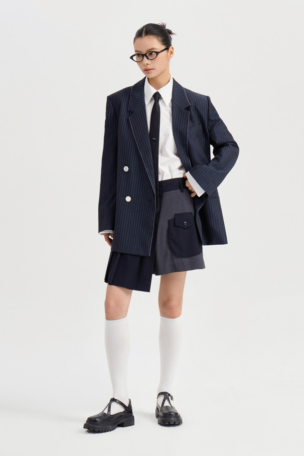 마테리얼 믹스 플리츠 쇼츠 (다크 네이비)는 유니크하면서도 클래식한 무드를 자아내는 여성 숏팬츠입니다. 부드러운 폴리에스터와 레이온 소재를 믹스하여 편안한 착용감을 선사하며, 무릎 위 기장의 A라인 핏으로 다리가 길어 보이는 효과를 줍니다. 스커트처럼 보이는 플리츠 디테일과 입체 포켓 디자인이 특징이며, 데이트룩, 카페룩, 모임룩 등 다양한 TPO에 맞춰 클래식, 미니멀, 걸리시 스타일을 연출할 수 있습니다. 간절기에 활용하기 좋은 아이템입니다.
