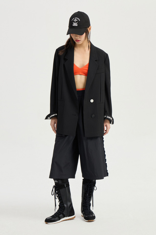 [Re-Order] 사이드 프릴 밴딩 미디 팬츠 (다크 블랙)는 캐주얼과 페미닌 무드를 동시에 연출하는 여성 미디 팬츠입니다. 다크 블랙 컬러의 무지 디자인으로 어떤 상의와도 잘 어울립니다. 루즈핏으로 편안한 착용감을 선사하며, 허리 밴딩과 사이드 프릴 디테일이 특징입니다. 동네 마실룩이나 가벼운 외출에 적합한 아이템입니다. 봄, 가을 시즌에 활용하기 좋은 스타일로, 미니멀한 룩을 연출하기 좋습니다.
