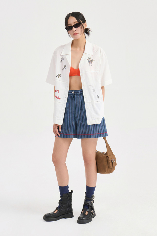 다크 네이비 컬러의 Stripe Inside Banding Shorts는 여름철 시원하게 입기 좋은 여성 숏팬츠입니다. 부드러운 면 소재에 허리 속 밴딩 처리로 편안한 착용감을 제공하며, 컬러 배색 스티치와 스트라이프 패턴이 캐주얼한 스타일을 연출합니다. 레귤러핏으로 제작되어 어떤 상의에도 잘 어울리는 데일리 아이템입니다.
