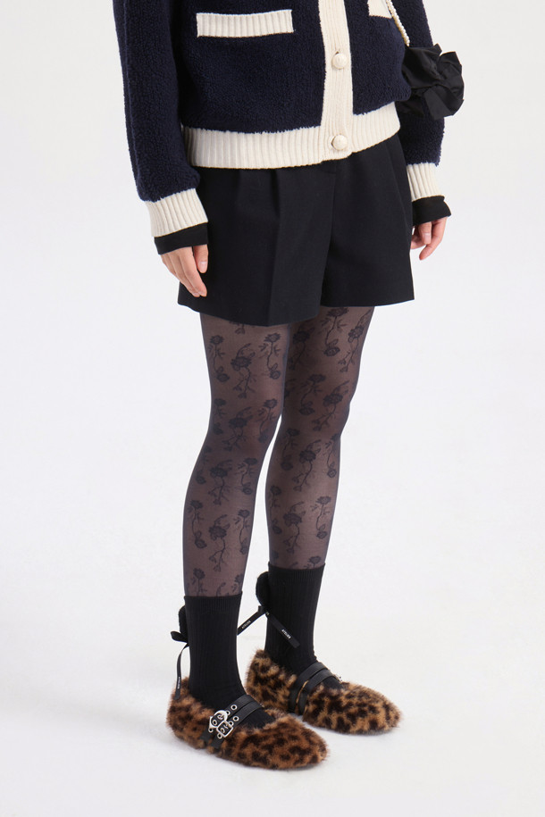 Tuck Point 솔리드 쇼츠 (블랙)는 여성들을 위한 숏팬츠입니다. 울 혼방 소재로 제작되어 봄, 여름에 시원하게 착용할 수 있으며, 루즈핏으로 편안한 착용감을 선사합니다. 미니멀, 클래식, 시크 스타일을 연출하기 좋으며 데이트룩, 모임룩에 적합합니다. 앞 중심 지퍼, 턱 디테일, 뒤 포켓 레터링 자수, 허리 안쪽 배색 디테일로 포인트를 더했습니다. 여유있는 핏으로 트렌디한 스타일을 완성해보세요.
