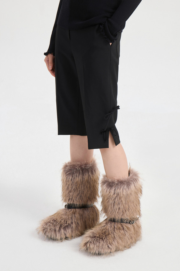 리본 포인트 카프리 쇼츠는 여성용 5부 기장의 슬림핏 버뮤다 숏 팬츠입니다. 일상룩, 데이트룩, 여행룩에 모두 잘 어울리는 캐주얼 스타일의 블랙 색상 반바지로, 사이드 슬릿과 앞 중심 지퍼 디테일이 특징입니다. 벨벳 리본으로 포인트를 주어 미니멀하면서도 클래식한 무드를 연출합니다. 봄, 여름 시즌에 시원하게 착용하기 좋으며, 다양한 상의와 매치하여 스타일리시한 룩을 완성할 수 있습니다.
