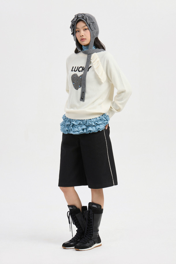 Tape Point 버뮤다 쇼츠 (black)는 편안하고 세련된 스타일을 연출하는 여성용 반바지입니다. 부드러운 면 소재로 제작되어 봄, 여름철에 시원하게 착용할 수 있으며, 캐주얼, 미니멀, 클래식 스타일을 모두 아우릅니다. 무지 디자인에 세미 A라인 핏으로 다리가 길어 보이는 효과를 주며, 앞 중심 지퍼와 양 사이드 레이스 테이프 디테일이 포인트입니다. 바이오 워싱 가공으로 부드러운 촉감을 선사하며, 산책룩과 여행룩에 모두 잘 어울립니다. 블랙 컬러로 어떤 상의와도 매치하기 용이하여 데일리룩으로 활용하기 좋습니다.
