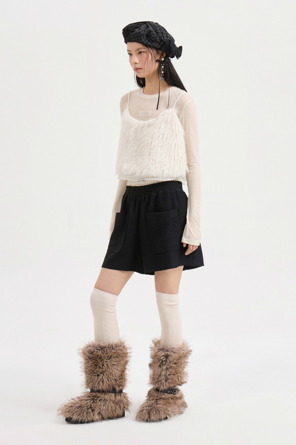 [Atelier] 오비 포인트 밴딩 트위드 쇼츠 (블랙)는 여성스러운 실루엣을 연출하는 숏팬츠입니다. 클래식하고 유니크한 스타일을 원하는 분들께 추천하며, 봄, 여름 시즌에 착용하기 좋습니다. 세미 A라인 핏과 중간 두께감의 트위드 소재로 제작되어 편안하면서도 고급스러운 분위기를 자아냅니다. 이중 오비 디테일과 앞 포켓, 아틀리에 자수 및 라벨 디테일이 섬세함을 더합니다. 데이트룩, 카페룩, 모임룩 등 다양한 TPO에 활용하여 클래식, 미니멀, 시크한 스타일을 완성해보세요.
